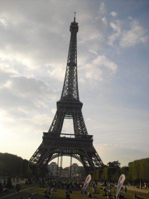 Latinus online: the Eiffel Tower Paris